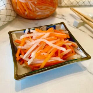 Vietnamese Pickled Carrots & Daikon do chua
